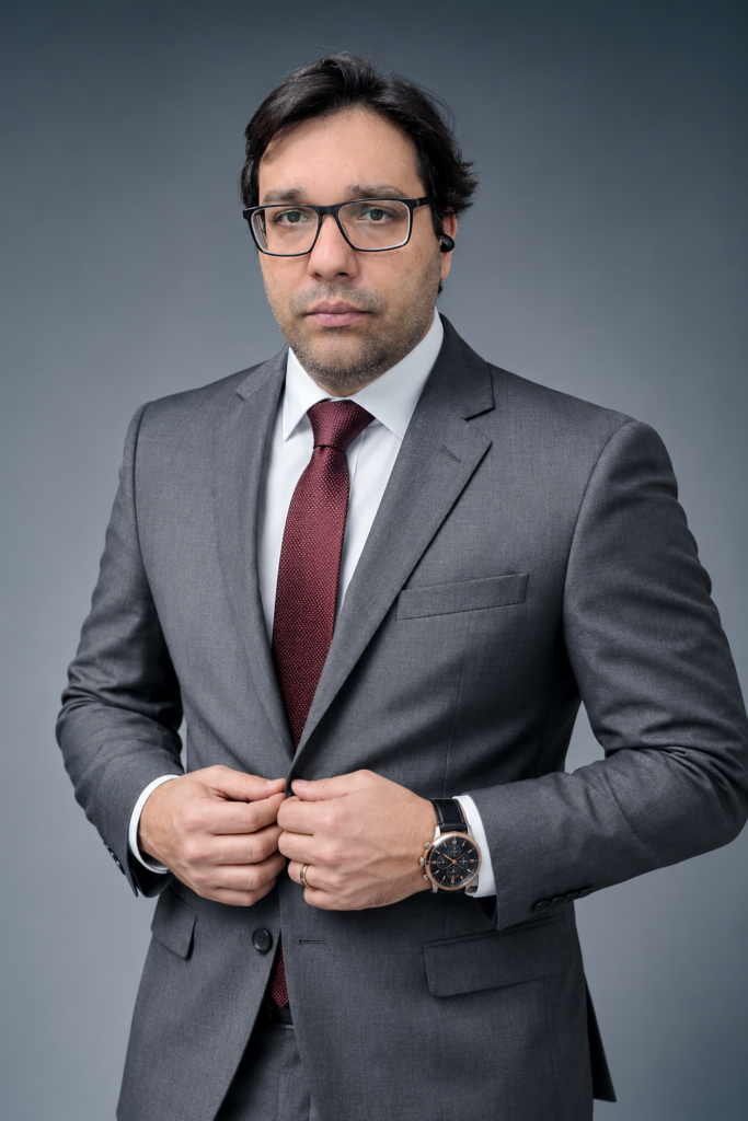 Retrato profissional do advogado Flávio Silva Santana, especialista em Direito do Trabalho e sócio da Silva & Santana Advocacia Trabalhista.