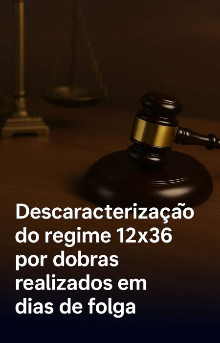 Balança da justiça e martelo jurídico simbolizando a descaracterização do regime 12x36 por dobras em dias de folga