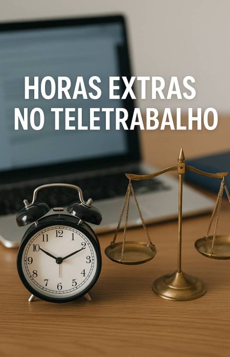 Relógio analógico e balança da justiça em frente a notebook, simbolizando o controle de jornada e direitos trabalhistas no teletrabalho.